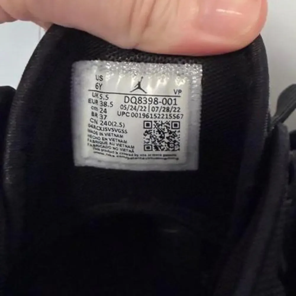 Nike Air Jordan Stay Loyal 2 GS Sneakers black and Metallic